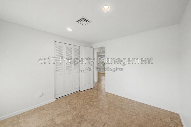 Building Photo - 2104 N Comanche Dr