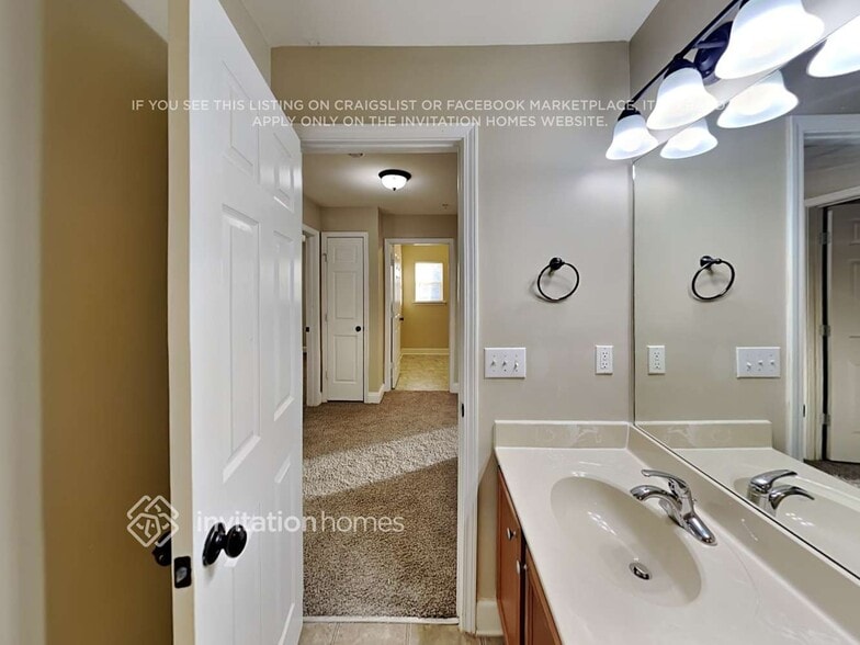 Building Photo - 380 Roseglen Dr NW