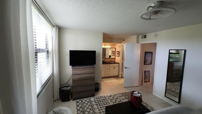 Building Photo - 2025 Lavers Cir