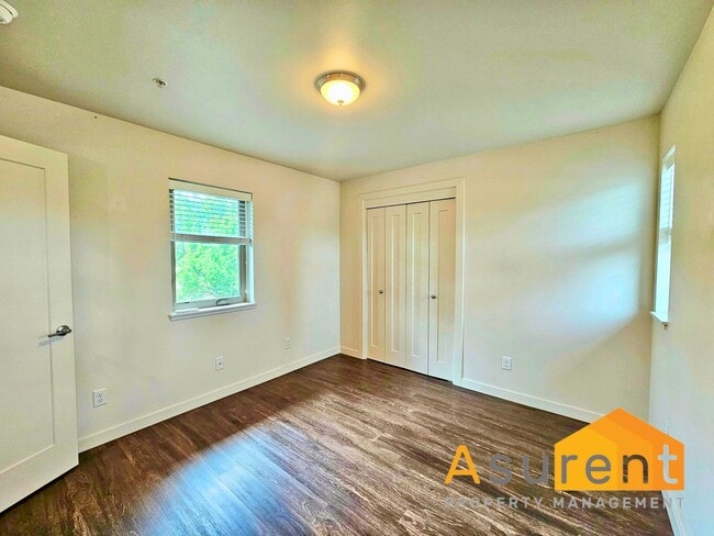 Building Photo - MOVE IN SPECIAL: $500 Off on First Full Month's Rent! New Townhome close to downtown!