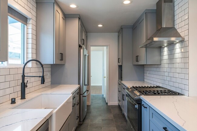 Building Photo - Beautiful Hawthorne Rental In Hollyglen!