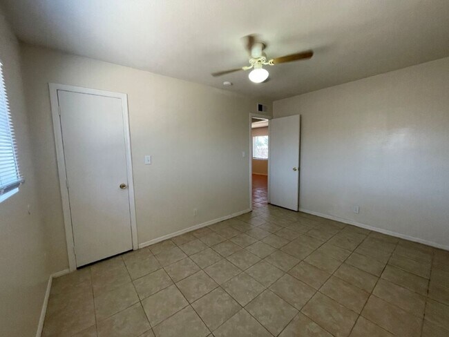 Building Photo - 1625 W Peoria Ave