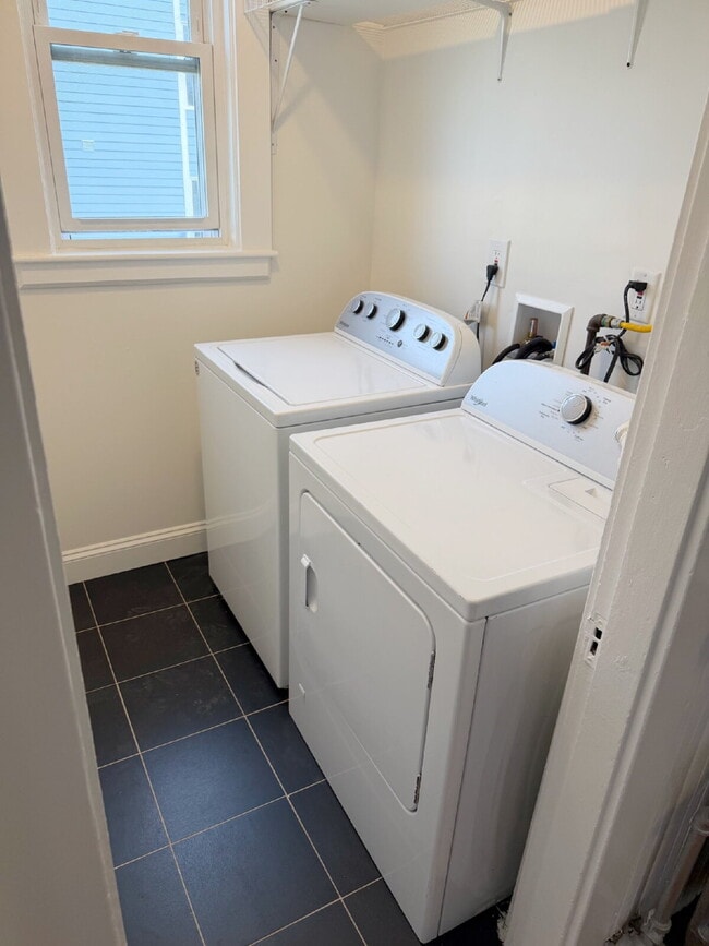 Building Photo - Available NOW! Spacious 3 BED 1 BATH in quiet neighborhood