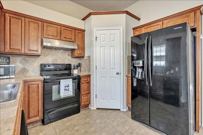 Building Photo - Adorable Cozy Home in Yukon (Mustang Schools)