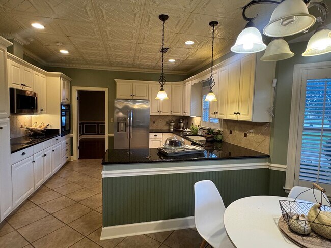 Building Photo - 416 Towne Lake Dr