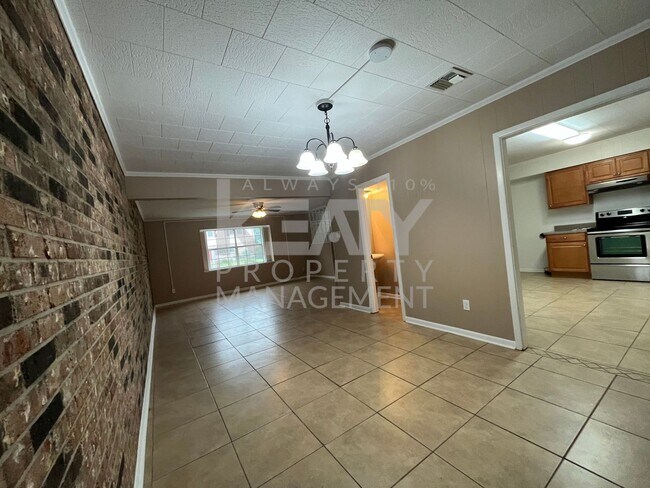 Building Photo - Spacious townhouse in the heart of Lafayette!