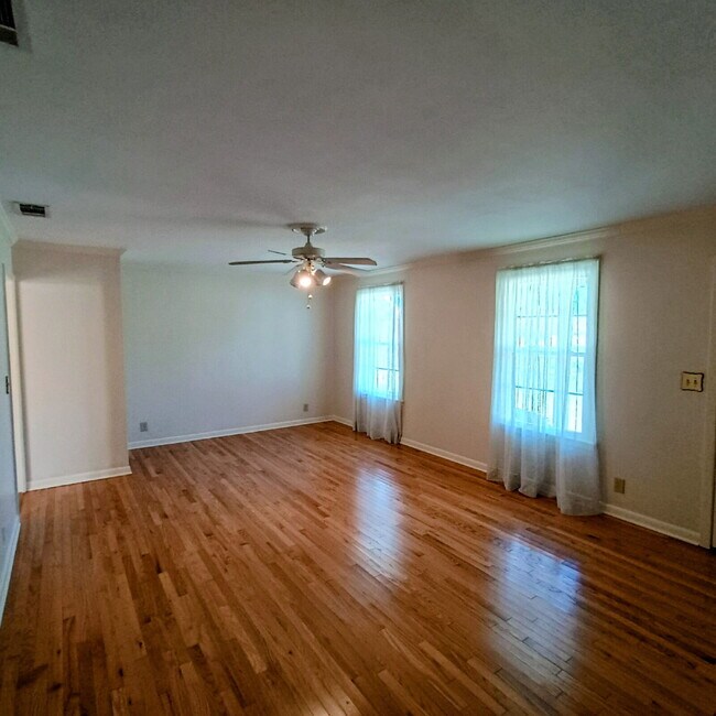 Building Photo - Modern Comforts with Granite & Hardwood Finishes!" 3 Bedroom 2 bath home.