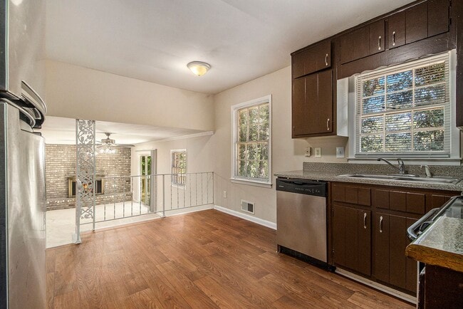Building Photo - 4 Bedroom 3.5 Bath House