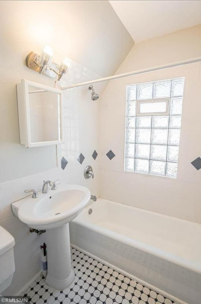 Building Photo - 2940 Vincent Ave N