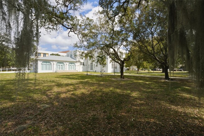 Building Photo - 1336 SW 3rd Ct