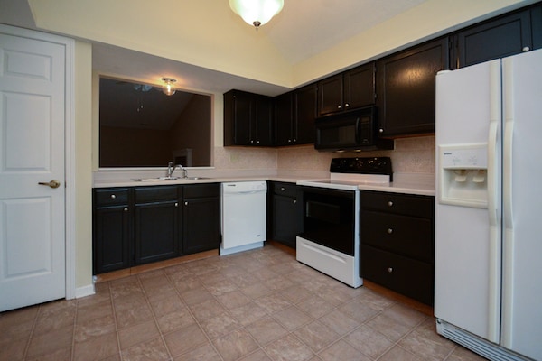 Kitchen - 582 Redfox Ct N