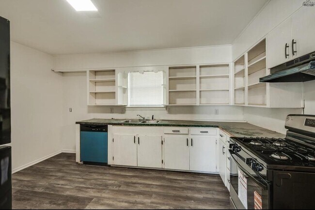 Building Photo - 604 E 1st St