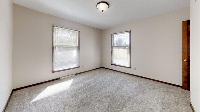 Building Photo - 933 High Meadow Dr