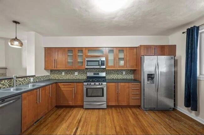 Building Photo - 2512 Burham St