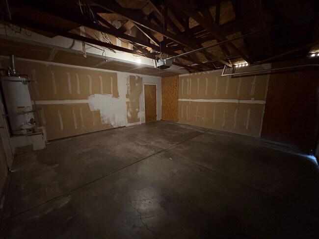 Building Photo - Remolded Tulare Home Rent Ready!