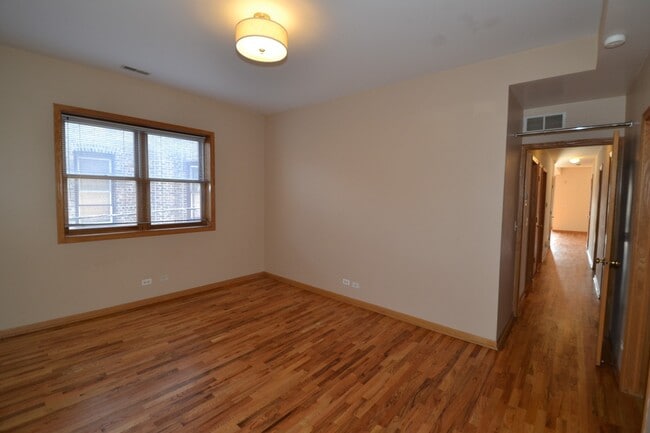 Building Photo - Pet Friendly 3 Bed 2 Bath Top Floor Unit