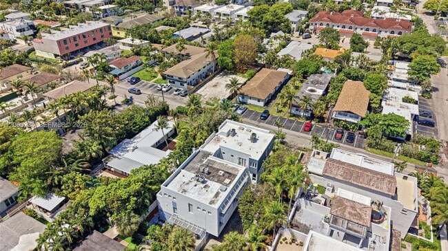 Building Photo - 832 N Victoria Park Rd