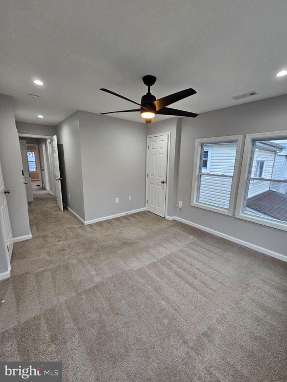 Building Photo - 909 45th Pl NE