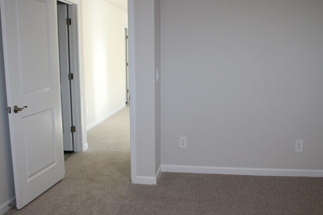 Building Photo - 832 Ottawa Dr