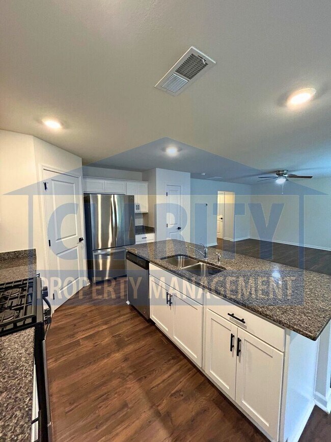 Building Photo - Beautiful 3 bedroom home in North Cleveland neighborhood!