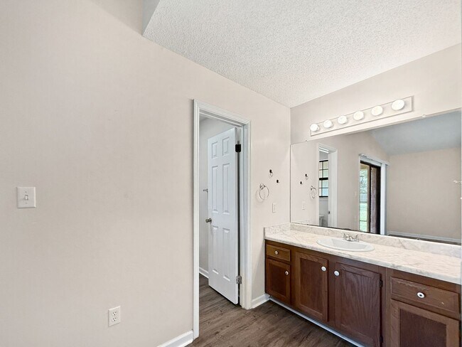 Building Photo - Charming Navarre Home with Hardwood Floors...