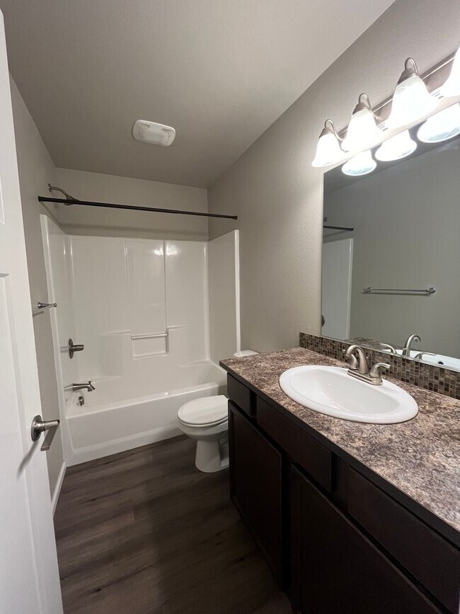 Building Photo - Townhouse Style 3 Bedroom