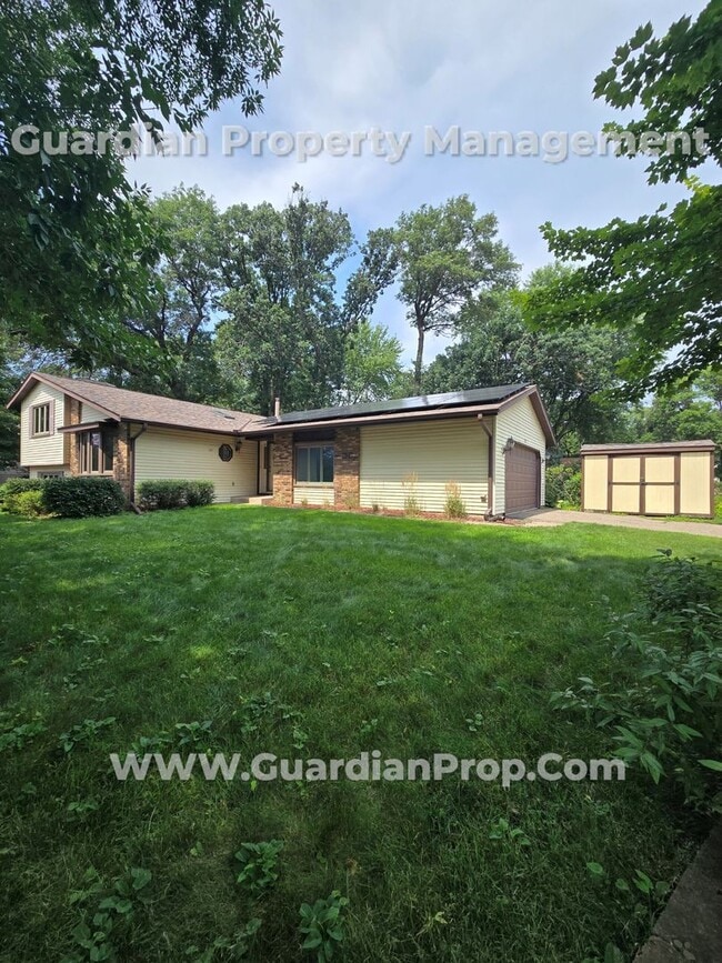 Building Photo - Available now! Spacious Shoreview Home, En...