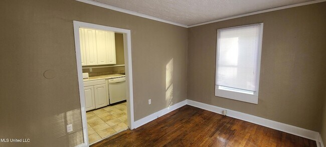 Building Photo - 327 Decelle St