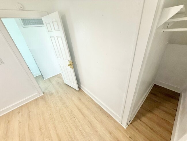 Building Photo - ***RENT READY~4 Bed RENOVATED 2 story house/w/ downstairs bedroom/Granite countertops
