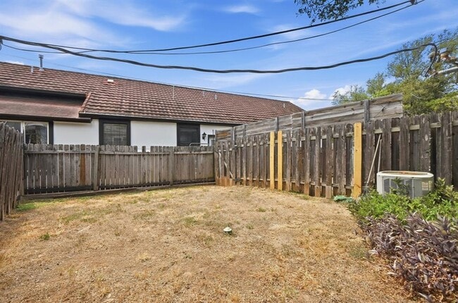 Building Photo - 807 Castle Ridge Rd