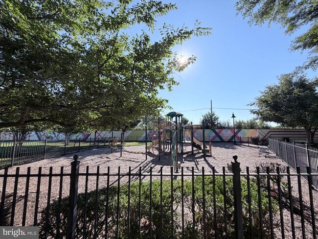 Building Photo - 4560 Longfellow St