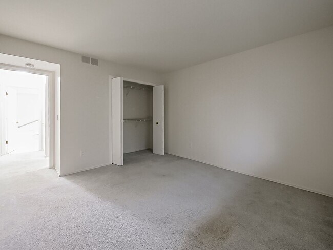 Building Photo - AVAILABLE NOW! Inviting 2-Bedroom, 2-Bath Condo in a Convenient Farmington Hills Community