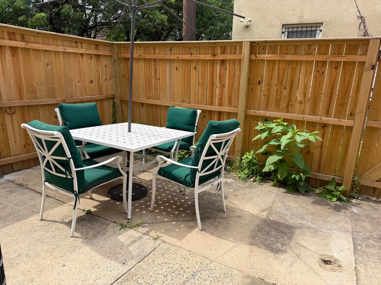 Private Patio, Fenced backyard - 139 W Hamburg St