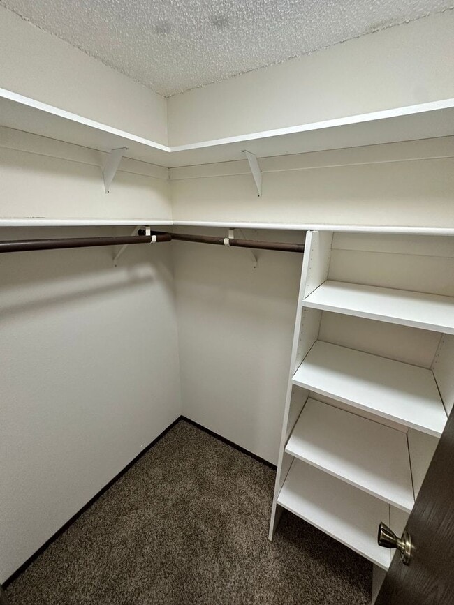 Building Photo - Beautiful well Maintained Duplex for rent