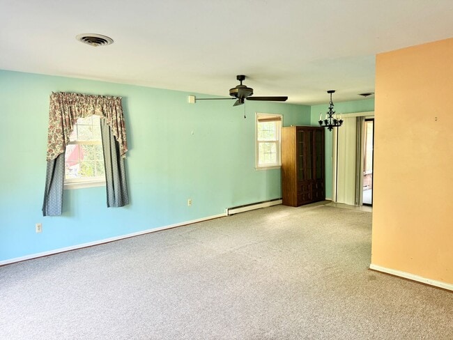 Building Photo - LARGE HOUSE CLOSE TO DAHLGREN!