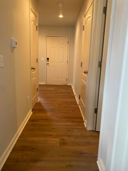 Building Photo - 918 Oakwood Ln