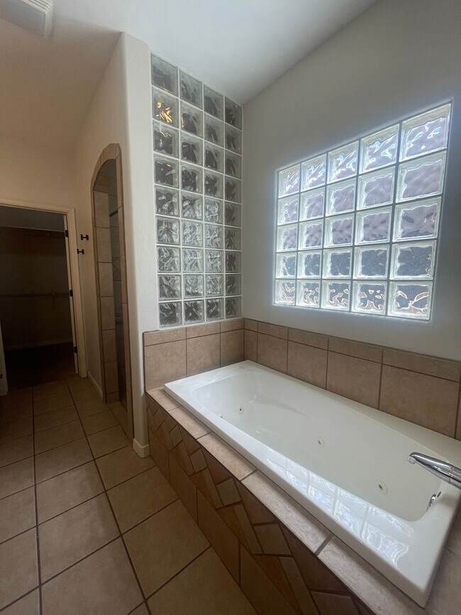 Building Photo - Gorgeous 4 bedroom/3 bathroom home located...