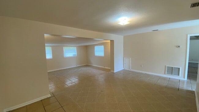 Building Photo - 3BR/1BA Single Family Home in Orlando with Spacious Yard!!