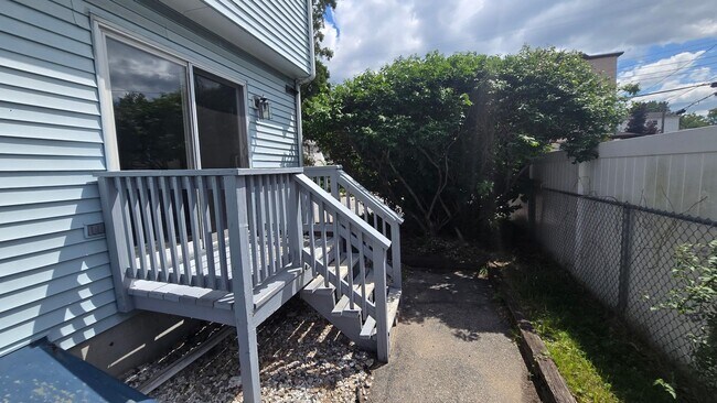 Building Photo - 158 Beech St