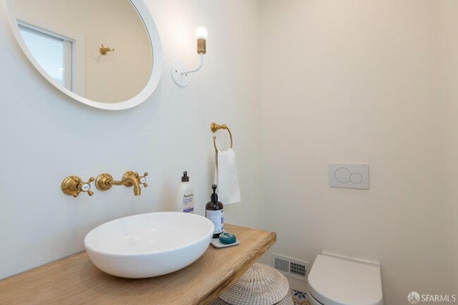 Building Photo - 449 Gates St