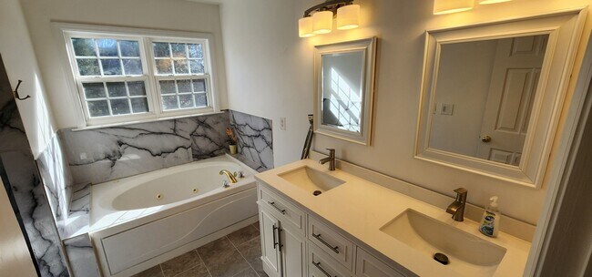 Building Photo - Nice 2 story brick home near Reagan High School