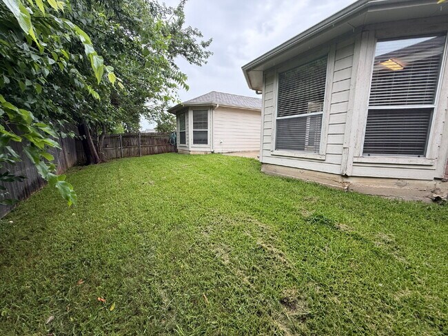 Building Photo - Charming 3 Bedroom Haven with 2 Full Baths in Fort Worth. Spacious 1748 Sq. Ft. Retreat on Comfor...