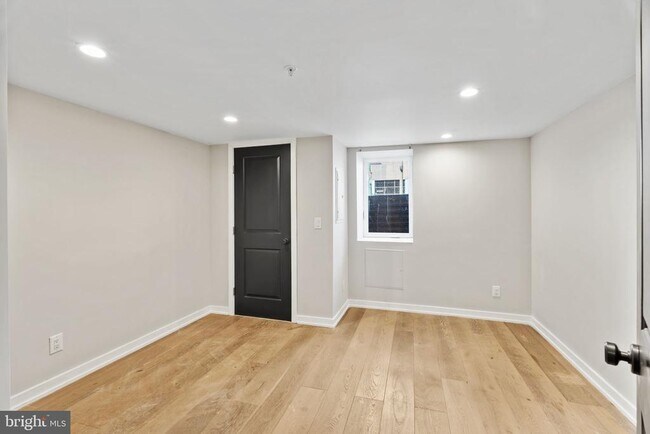 Building Photo - 2526 W Girard Ave