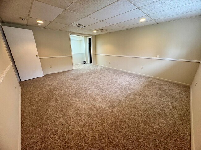 Building Photo - 1325 W Poplar St