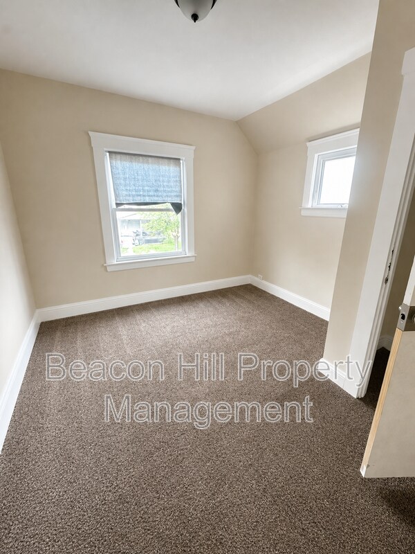 Building Photo - 9814 Dunlap Ave