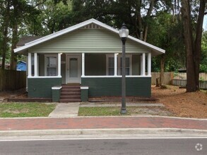 Building Photo - Lovely 3 Bedroom 2 Bathroom House