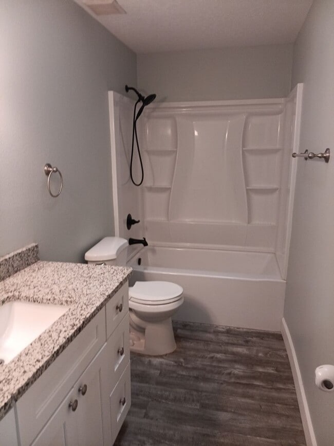 Building Photo - 3 Bedroom, 2 Bathroom Home! Schedule a Showing Today!