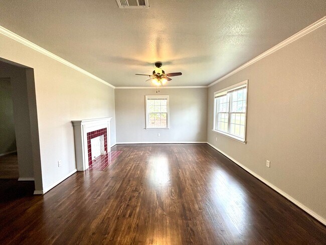 Building Photo - Newly Updated 2-bedroom, 1-bathroom Home