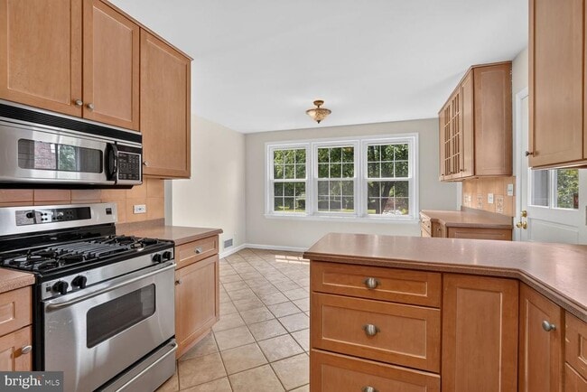 Building Photo - 6035 Chatsworth Ln