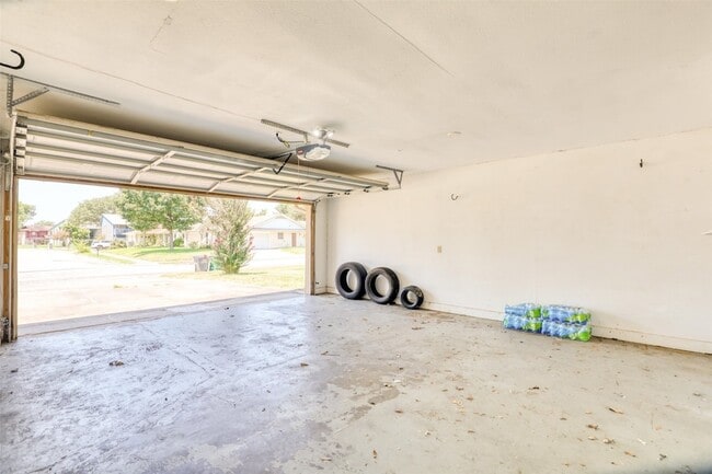 Building Photo - 607 Rosewood Dr